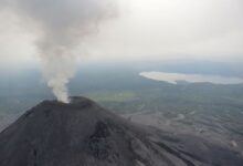 Минута отдыха Вулкан Карымский на Камчатке выбросил столб пепла на два километра Интересное 