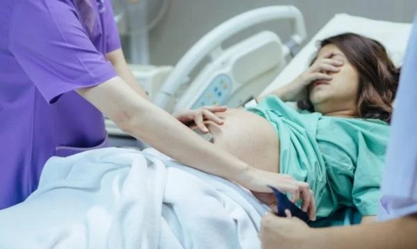 Минута отдыха «Не помучаешься — не родишь». Как роды становятся кошмаром из-за унижений и хамства Дети 