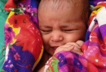 Минута отдыха В Индии лодочник спас новорожденную девочку, плывущую в ящике по реке (5 фото) Дети 