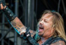 Минута отдыха Вокалист Motley Crue упал со сцены и сломал ребра Знаменитости 