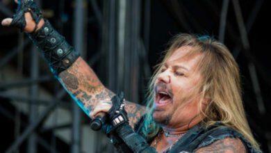 Минута отдыха Вокалист Motley Crue упал со сцены и сломал ребра Знаменитости 