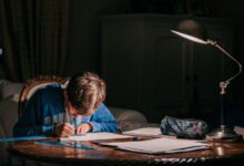 Минута отдыха Рыдает над домашкой, боится ошибиться — синдром отличника или перфекционизм? Дети 