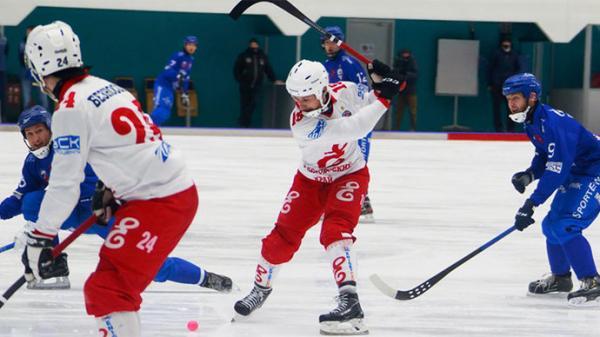 «Енисей» в пятый раз выиграл чемпионат России по хоккею с мячом