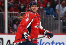 Минута отдыха Над Овечкиным смеются в Америке. Эпично улетел за борт после неудачного силового приема Спорт 