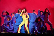 Минута отдыха Дуа Липа показала, как вести себя на сцене и оставаться уверенной Знаменитости 