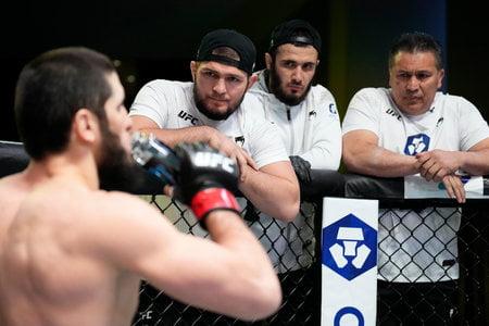 Махачев забил американского ветерана в UFC. Хабиб деморализовал Грина из угла