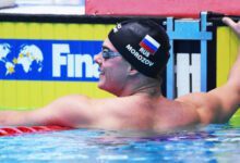 Минута отдыха Россияне выиграли серебро в эстафете на чемпионате мира по плаванию на короткой воде Спорт 