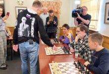 Минута отдыха Ребенок из Донбасса заревел на мастер-классе шахматиста Карякина Спорт 