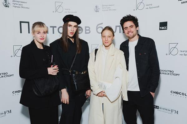 Dress Code. В Москве прошла премьера спектакля с Ходченковой и Варнавой. Среди гостей — Ирина Горбачева, Маша Федорова, Владимир Познер