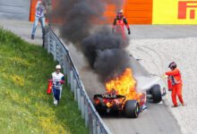 Минута отдыха Гонщик «Формулы-1» выпрыгнул из горящего автомобиля. Болельщики замерли от страха Спорт 