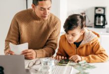 Минута отдыха «Взяли в долг на учебу в вузе, а потом были в панике». Родители копят на высшее образование детей Дети 