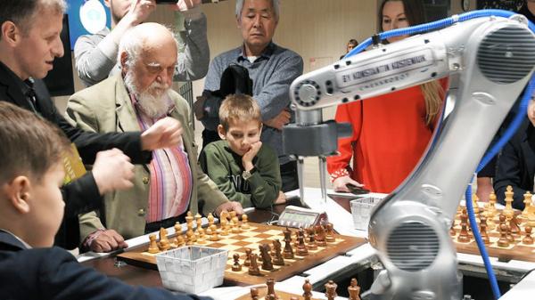 Робот покалечил ребёнка во время турнира по шахматам. Зрители замерли в ужасе