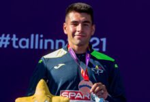 Минута отдыха Лучший бегун страны спас соперника и потерял шанс на медаль. Трибуны аплодировали стоя Спорт 