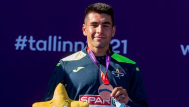 Минута отдыха Лучший бегун страны спас соперника и потерял шанс на медаль. Трибуны аплодировали стоя Спорт  Минута отдыха Лучший бегун страны спас соперника и потерял шанс на медаль. Трибуны аплодировали стоя Спорт