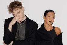 Минута отдыха В Москве прошел показ Ushatáva памяти умершего экс-дизайнера бренда Дачи Зухбая. Среди гостей — Мария Миногарова, Ксения Соловьева, Александр Рогов Знаменитости 