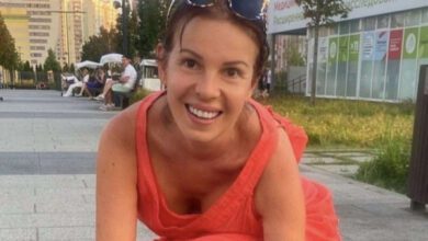 Минута отдыха 56-летнюю Наталью Штурм раскритиковали за фото с огромной голой грудью на столе Знаменитости 