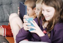 Минута отдыха Ребенок сутками сидит в смартфоне — что делать? Три правила от психолога Екатерины Бурмистровой Дети 