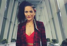 Минута отдыха Боксёрша ударила соперницу по лицу ещё до боя. А не надо было целоваться! Спорт 