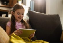 Минута отдыха Ребенок играет в игры на планшете. Как контролировать время, которое он проводит с гаджетом? Дети 