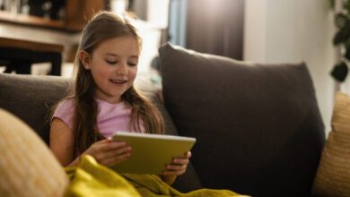 Минута отдыха Ребенок играет в игры на планшете. Как контролировать время, которое он проводит с гаджетом? Дети  Минута отдыха Ребенок играет в игры на планшете. Как контролировать время, которое он проводит с гаджетом? Дети