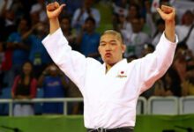 Минута отдыха Олимпийский чемпион восхитил фанатов футболкой с гербом России. Зачем японец это сделал? Спорт 