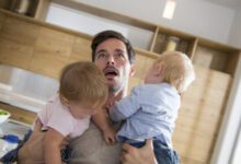 Минута отдыха Отец в декрете: «Я плачу, старший ломится ко мне в ванную, а младенец кричит» Дети 