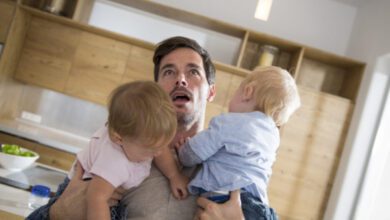 Минута отдыха Отец в декрете: «Я плачу, старший ломится ко мне в ванную, а младенец кричит» Дети 