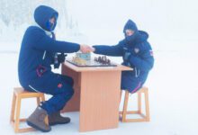 Минута отдыха Шахматисты Кобалия и Мурзин сыграли партию в блиц при температуре минус 50 градусов Спорт 