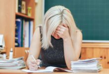 Минута отдыха «Падала без сил от нагрузки, а зарплата — 17 тысяч рублей». Молодые учителя — о том, почему они ушли из школы Дети 