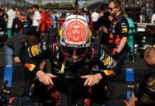 Минута отдыха Ферстаппен выиграл гонку Гран-при Австралии с тремя рестартами, Алонсо — третий Спорт 