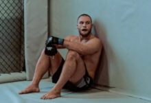 Минута отдыха Не судья, а клоун! Русский гигант отоварил американца локтем по затылку, но проиграл Спорт 