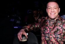 Минута отдыха Макгрегор снова сорвался. Пьяный Конор поцеловал бутылку и полез на ринг Спорт 