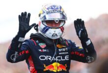 Минута отдыха Ферстаппен под дождем выиграл домашнюю гонку в Нидерландах и одержал девятую победу подряд Спорт 