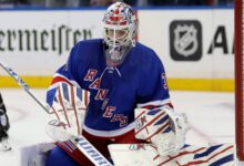 Минута отдыха Российский вратарь кинулся на соперника в массовой драке. Шестеркин — король шоу! Спорт 