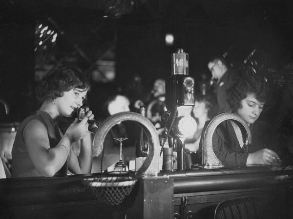         Труба для знакомства – как в прошлом веке флиртовали посетители ночных клубов    