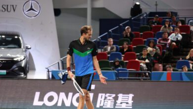 Минута отдыха Матерился и ломал ракетки. Медведев сорвался и отдал американцу победу Спорт Минута отдыха Матерился и ломал ракетки. Медведев сорвался и отдал американцу победу Спорт