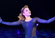 Минута отдыха Косторная исполнила композицию певицы МакSим на премьере документального фильма про Медведеву Спорт 