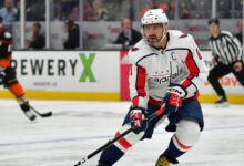 Минута отдыха Новый тренер почти не даёт Овечкину играть. Но Александр всё равно создаёт голы! Спорт 