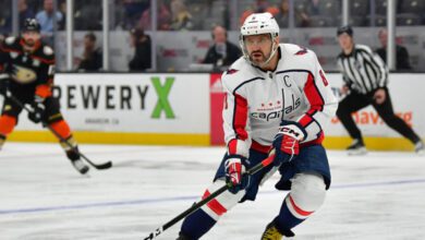 Минута отдыха Новый тренер почти не даёт Овечкину играть. Но Александр всё равно создаёт голы! Спорт 