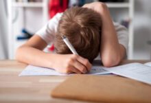 Минута отдыха «Сначала сын не делает уроки, а потом сидит над ними до ночи». 5 советов нейропсихолога Дети 