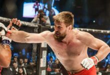 Минута отдыха Российский боец вырубил громилу одним ударом. Американец пожалел, что вошёл в клетку Спорт 