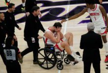 Минута отдыха «Остается только молиться». Звезду НБА увезли на инвалидной коляске со страшной травмой Спорт 