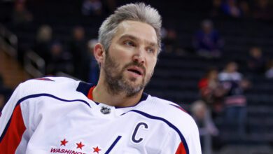 Минута отдыха Засадил клюшкой между ног. Овечкин заставил наглого американца корчиться от боли Спорт 