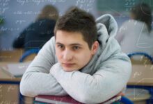 Минута отдыха «Одноклассники пошли на пары, а я — разносить салаты». Как я провалил ЕГЭ и пересдал через год Дети 