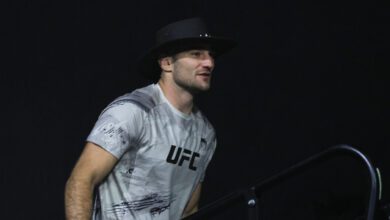 Минута отдыха Пранкеры позвонили в дверь бойцу UFC. Он вышел из дома с пистолетом в руках Спорт  Минута отдыха Пранкеры позвонили в дверь бойцу UFC. Он вышел из дома с пистолетом в руках Спорт