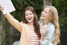 Минута отдыха «Результаты ЕГЭ пришли ночью, я вскрикнула и побежала к маме». Стобалльники 2024 года Дети 