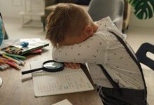 Минута отдыха «Не выслал домашку в семейный чат — гулять не идешь». Родители — анонимно и честно о несделанных уроках Дети 