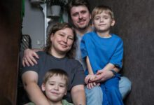 Минута отдыха «Из четырех ног — три в гипсе», — шутят Дмитриевы. Они усыновили двоих детей со spina bifida Дети 