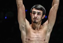 Минута отдыха Российский боксёр вырубил соперника ударом ногой в голову. Безумство ценой в карьеру? Спорт 