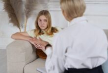 Минута отдыха «Лучше бы книжки читала, а не перед зеркалом крутилась». Как слова родителей влияют на жизнь детей Дети 